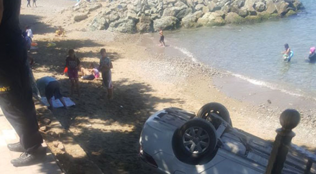 Yalova&#039;da otomobil plaja düştü