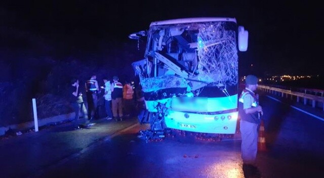 Yolcu otobüsüyle kamyon çarpıştı: 1 ölü 24 yaralı