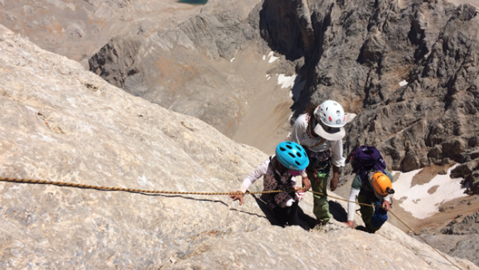 6 yaşındaki minik, 3 bin 756 metrelik Demirkazık Dağı&#039;na çıktı
