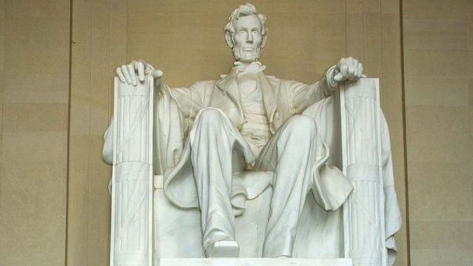 ABD&#039;de Abraham Lincoln anıtına saldırı