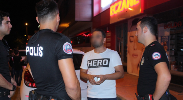 Adıyaman&#039;da bir kişi, giydiği ‘HERO’ yazılı tişörtü yakmak istedi