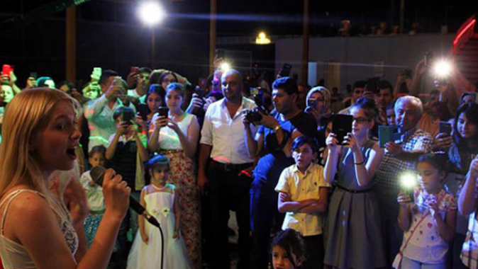 Aleyna Tilki Konya’da amcasının düğününde şarkı söyledi