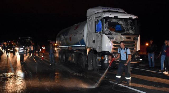 Amasya&#039;da LPG tankeri yolu kapattı