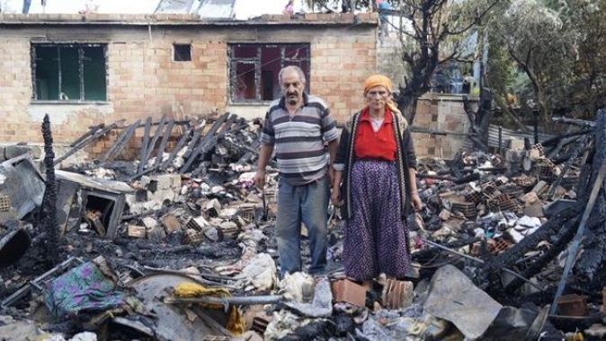 Antalya&#039;da 3 ev yandı