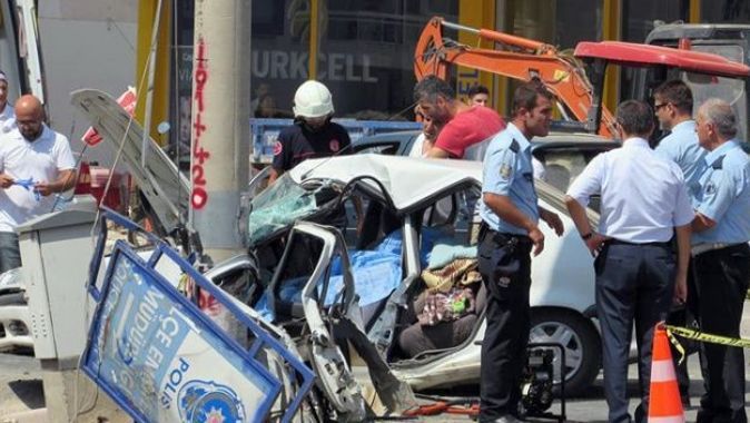 Antalya&#039;da elektrik direğine çarpan aracın sürücüsü öldü