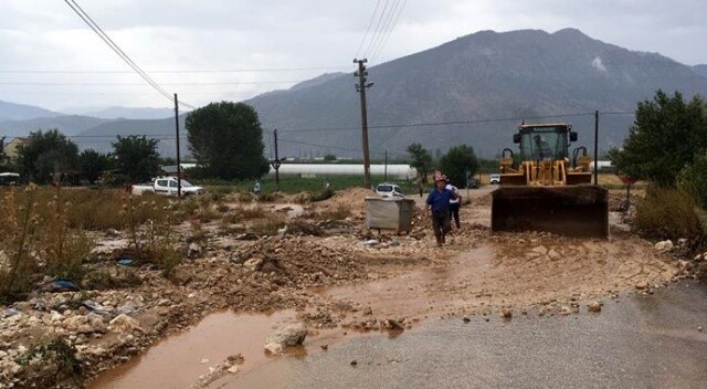 Antalya&#039;da etkili olan sel, zarara yol açtı
