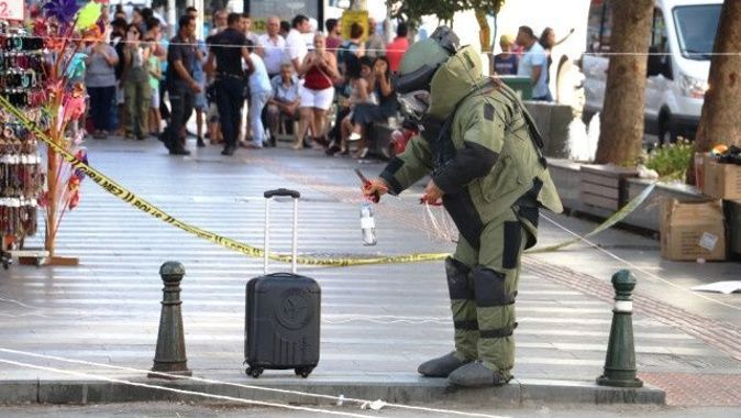 Antalya&#039;da şüpheli bavul fünyeyle patlatıldı
