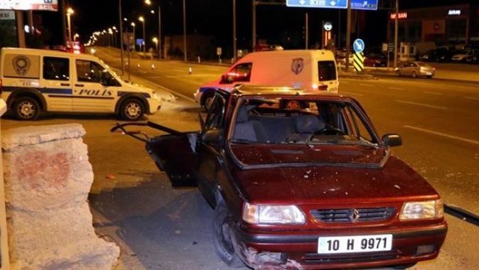 Balıkesir&#039;de otomobil ile otobüs çarpıştı: 1 ölü, 3 yaralı