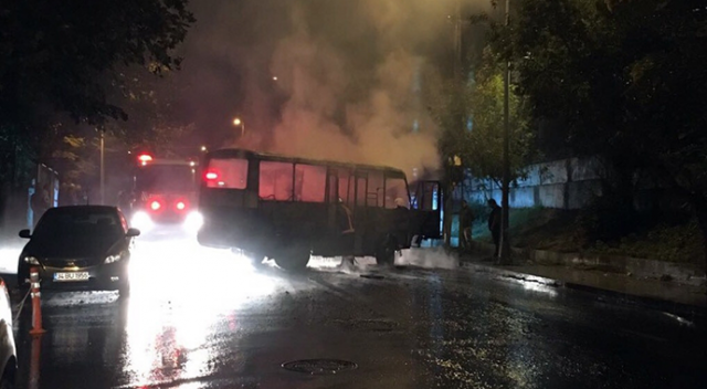 Beşiktaş&#039;ta minibüs alev alev yandı!
