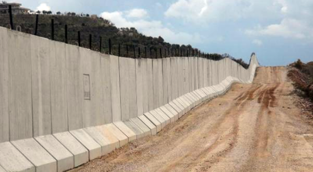 Beton duvarla bölünen Suriye sınırında merdiven yöntemi