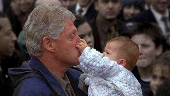 Clinton&#039;ın burnunu sıkan Erkan bebek 18 yaşında!