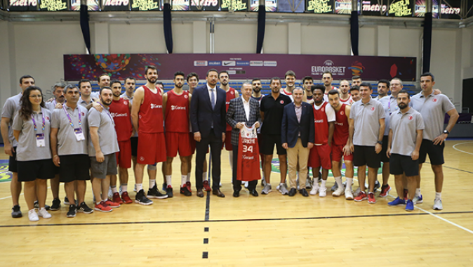 Cumhurbaşkanı Erdoğan&#039;dan millî basketçilere baklava ikramı
