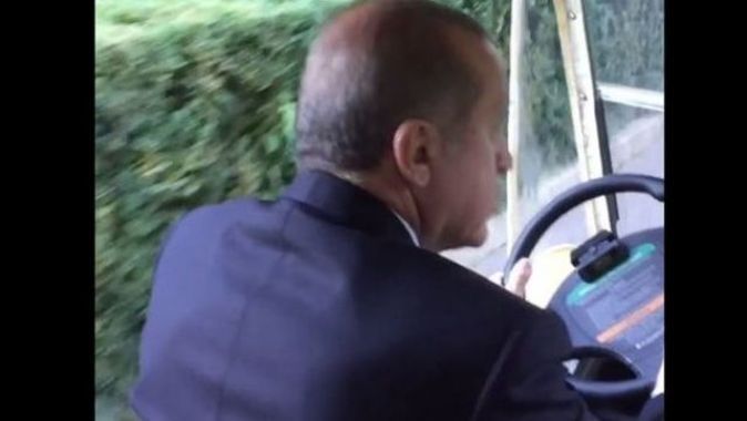 Cumhurbaşkanı Erdoğan golf arabası sürdü