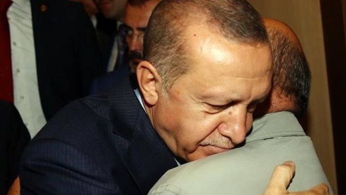 Erdoğan, karşısında şehidin babasını görünce gözleri doldu