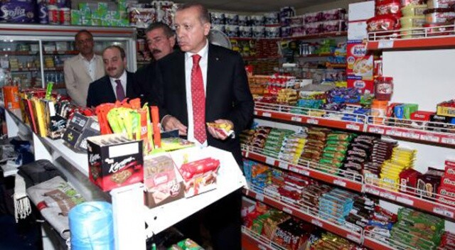 Erdoğan Rize&#039;de çocuklara çikolata dağıttı