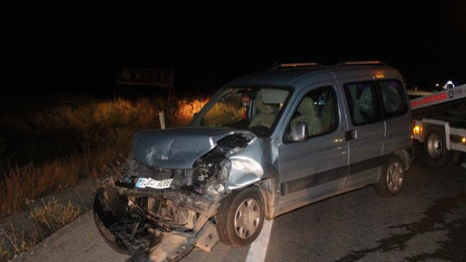 Erzincan&#039;da hafif ticari araç ile otomobil çarpıştı: 9 yaralı
