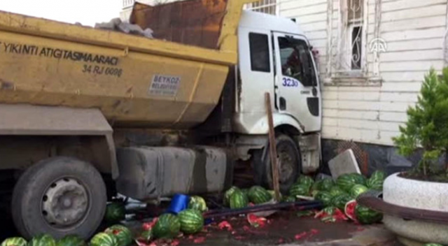 Hafriyat kamyonu Ahmet Mithat Efendi Yalısı&#039;na çarptı