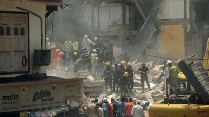 Hindistan&#039;da 3 katlı bina çöktü: Çok sayıda ölü var