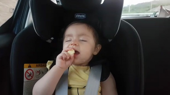İnci bebek hem uyuyor hem elma yiyor!
