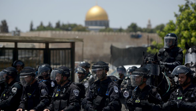 İsrail polisi, 2 öğrenciyi gözaltına aldı