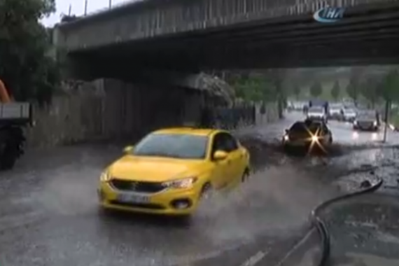 İstanbul&#039;da yollar göle döndü: Alt geçitte sürücüler zor anlar yaşadı