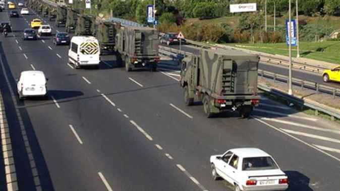İstanbul&#039;daki büyük askerî konvoy vatandaşları şaşkına çevirdi