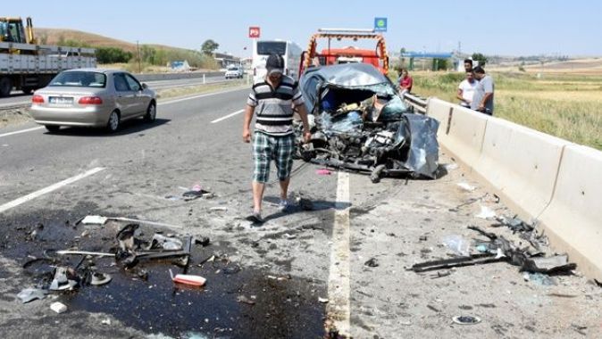 Kırıkkale&#039;de arabalar çarpıştı: 2 ölü, 7 yaralı