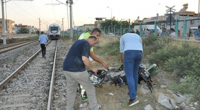 Mersin&#039;de yolcu treni motosikletle çarpıştı