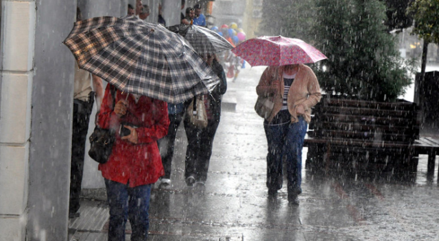 Peş peşe uyarı yapılmıştı! İstanbul&#039;da beklenen yağmur başladı