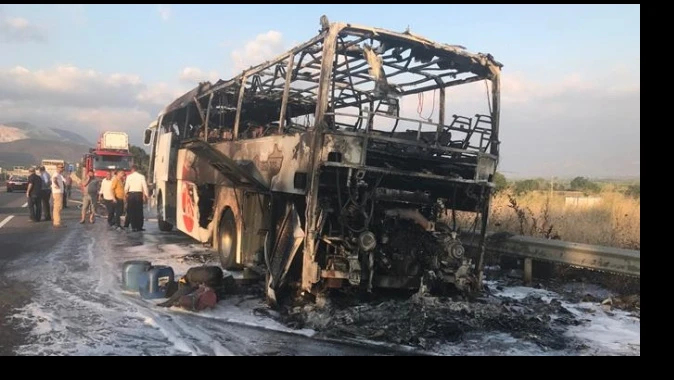 Sakarya&#039;da yolcu otobüsü alev alev yandı