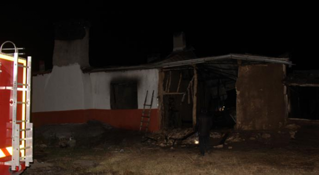 Sivas&#039;ta tüp patladı, 2 katlı ev kül oldu