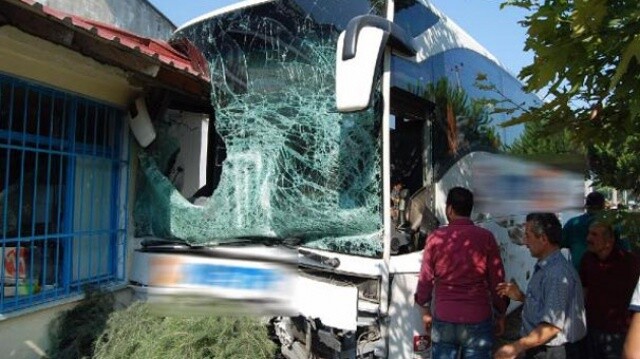 Yolcu otobüsü ile kamyonet çarpıştı: 2&#039;si ağır 8 yaralı