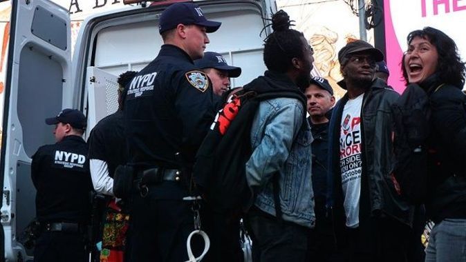 ABD&#039;de siyahilerin gösterisinde 80 kişi gözaltına alındı