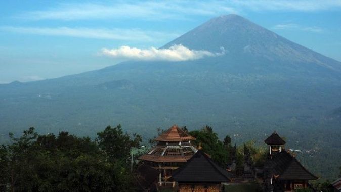 Agung Yanardağı&#039;nın faaliyete geçtiği Bali Adası&#039;ndan 100 bin kişi tahliye edildi