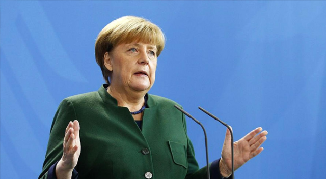 Angela Merkel&#039;e domatesli saldırı