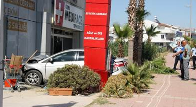 Antalya&#039;da otomobil sağlık merkezine girdi