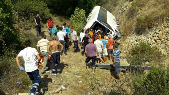 Antalya&#039;da tur otobüsü devrildi, 4 ölü var