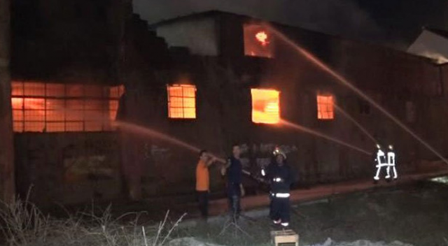 Arnavutköy&#039;de bir fabrikada yangın çıktı!