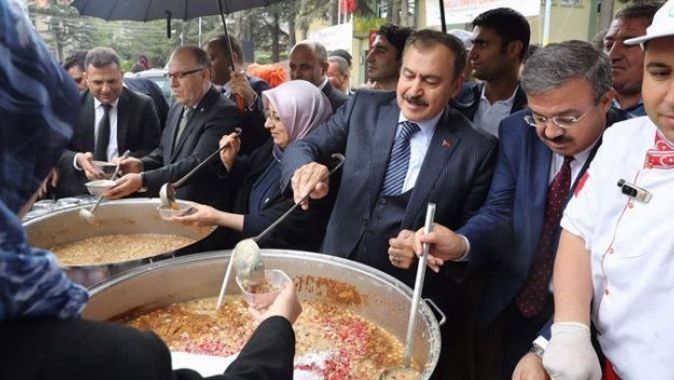 Bakan Eroğlu’ndan vatandaşlara aşure ikramı