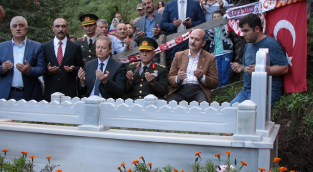 Bakan Soylu, Eren&#039;in mezarını ziyaret ettiği sırada teröristlerle sıcak temas sağlandı