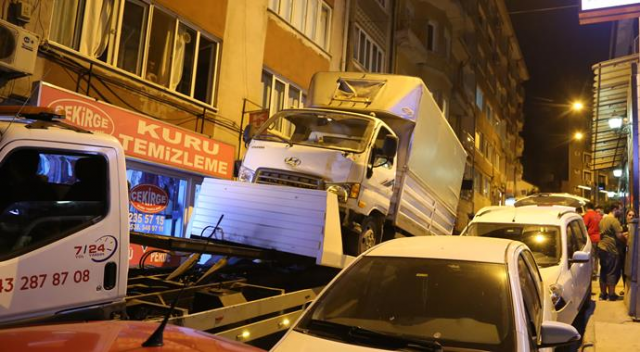Bursa&#039;da freni boşalan kamyon dehşet saçtı