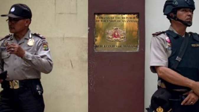 Endonezya&#039;da Myanmar Büyükelçiliğini yaktılar