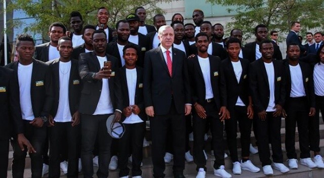 Erdoğan Afrika Dostluk Spor Takımı ile fotoğraf çekildi