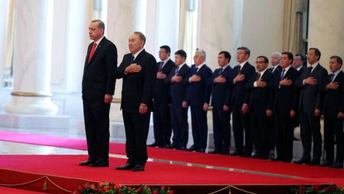 Erdoğan&#039;ın karşılandığı töreninde dikkat çeken iki isim