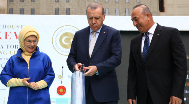 Erdoğan yazdığı mektubu Türkevi&#039;nin temeline koydu