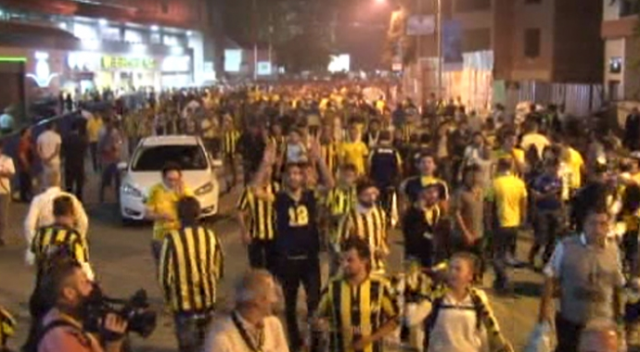 Fenerbahçe taraftarından maç çıkışı kutlama