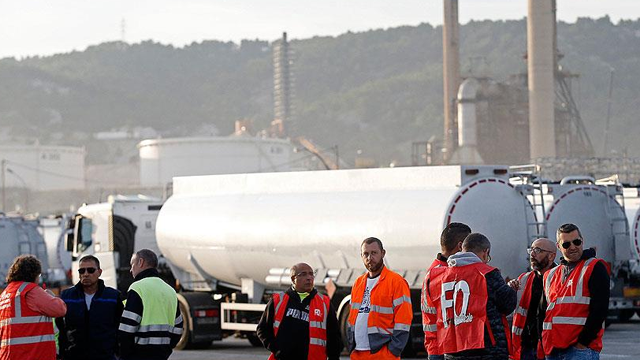 Fransa&#039;da kamyoncuların Çalışma Yasası Reformu protestosu hayatı felç etti
