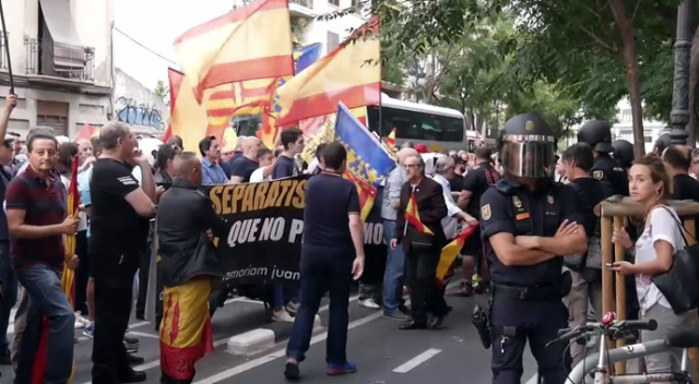 İspanyol milliyetçiler katalan bayrağı yaktı