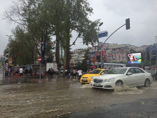 İstanbul&#039;da yağmur başladı