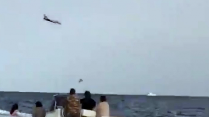 İtalya&#039;da gösteri yapan savaş uçağı denize düştü